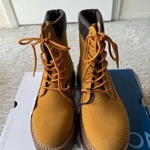 NWT and box woman’s work boots in camel